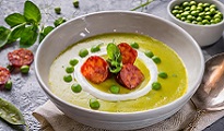 Gaspacho de petits pois, condiment fève-chorizo et chantilly de coriandre