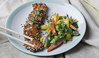 Tataki de saumon et légumes sautés au gingembre et citronnelle