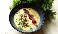 Velouté de citrouille, chips de lard et croustillant de marrons