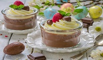 Coulant aux chocolats inversé, coulis de framboise et chantilly aux éclats d'oeuf de Pâques