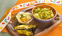 Egg cake au bacon et féta, frites de courgettes et écrasé de pomme de terre aux herbes
