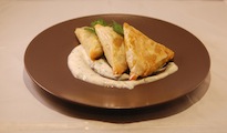 Samossas aux légumes, pâte de curry Korma, sauce yaourt au cumin
