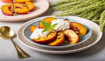 Pêches marinées à la verveine, chantilly aux éclats de pistache et noisettes