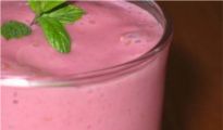 Smoothie à la banane, fruits rouges et menthe