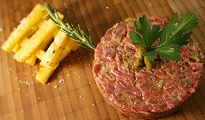 Le traditionnel tartare de boeuf au couteau, pommes Pont-Neuf au romarin