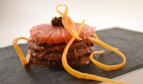 Millefeuilles de pamplemousse rose à la tapenade noire