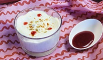 Mousse au chocolat blanc épicée et coulis de framboise