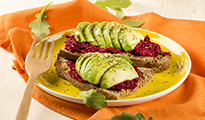 Avocado toasts à l'houmous de betterave