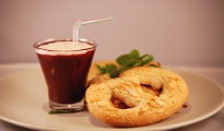 Gâteau Serina et smoothie chaud aux fruits rouges, crème d'orange au gingembre