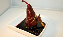 Poire pochée au vin, épices et agrumes